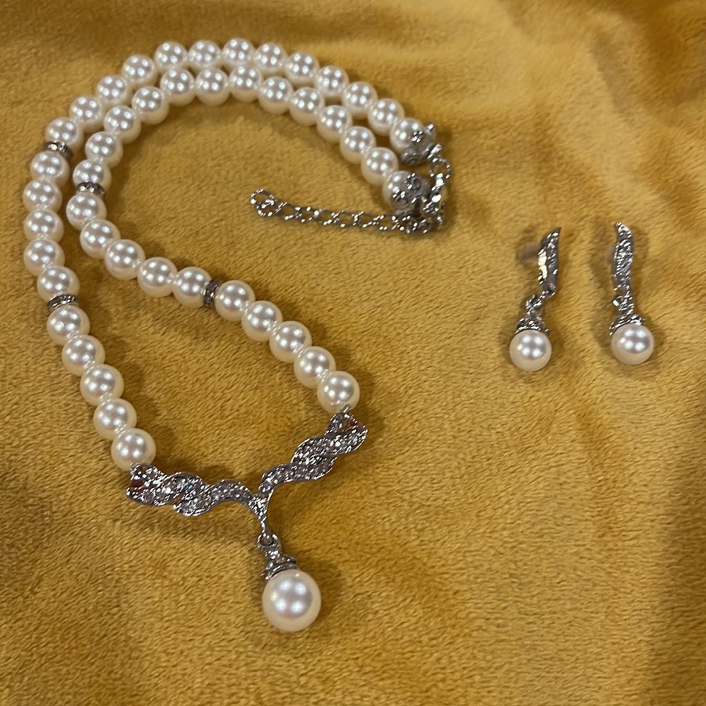 Faux Pearl and Rhinestone Dangle Earrings and Necklace Set NEW